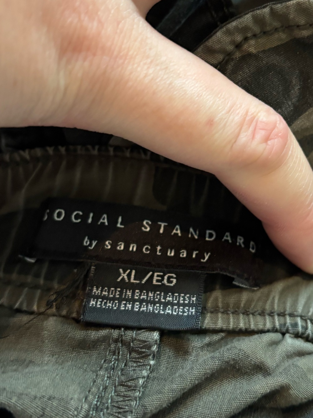 Social Standard by Sanctuary Cropped Cargo Pants in Olive Camo Print XL - Picture 6 of 7